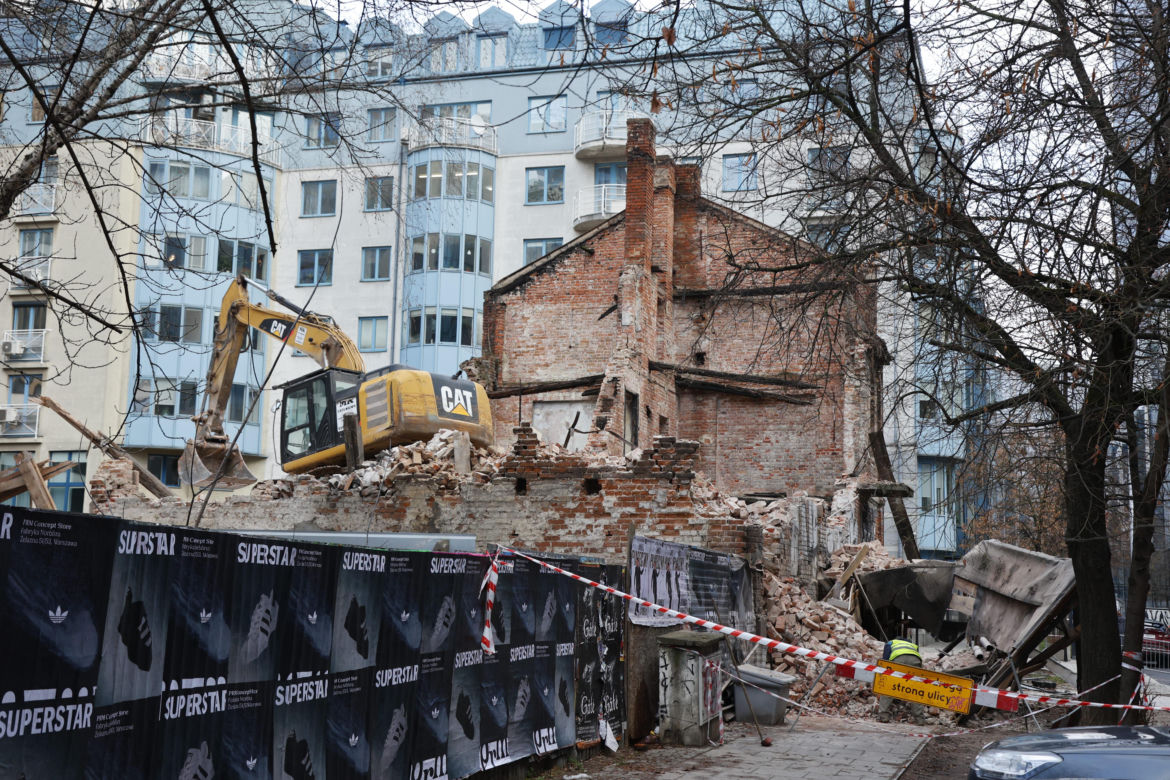 Łucka 8. Kamienica po kolejnych zniszczeniach