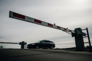 Wodzisław Śląski. Brawura na torach czy chwila nieuwagi? Kobieta utknęła między rogatkami i ma poważne kłopoty