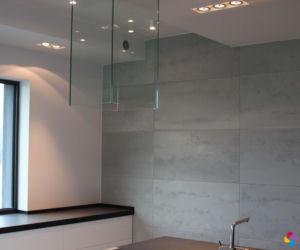 Beton architektoniczny - płyty betonowe na ścianie LUXUM