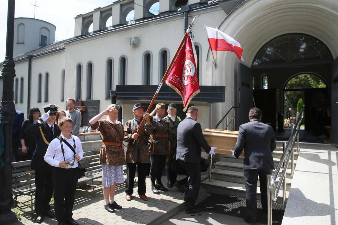 Dziewięć trumien przed ołtarzem. Przejmujący pogrzeb, łzy same płyną do oczu
