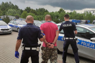 Egiertowo: Groził pracownicy lokalu młotkiem! Ukradł pieniądze i uciekł. Recydywista zatrzymany
