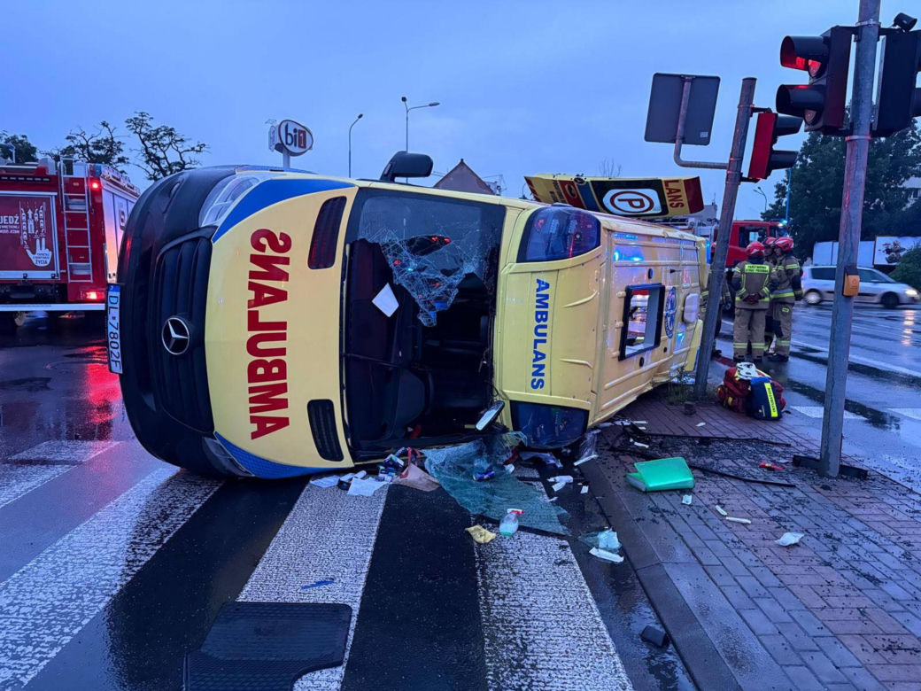 Wypadek karetki pogotowia. Trzy osoby, w tym pacjentka, trafiły do szpitala [ZDJĘCIA]