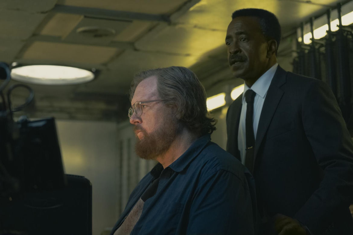 Steve Agee jako John Economos i Tim Meadows jako agent Langston Fleury.