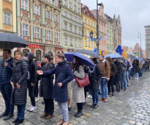 Zrobili to! Maturzyści zatańczyli poloneza na wrocławskim Rynku [WIDEO, ZDJĘCIA]
