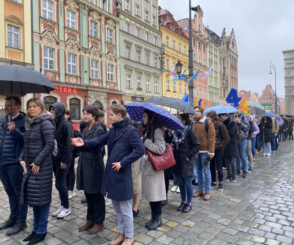 Zrobili to! Maturzyści zatańczyli poloneza na wrocławskim Rynku [WIDEO, ZDJĘCIA]