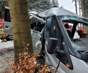 Potworny wypadek pod Krynicą-Zdrój! Nie żyje 32-latek ze Słowacji. Bus z 4 osobami rozbił się o drzewo [ZDJĘCIA]