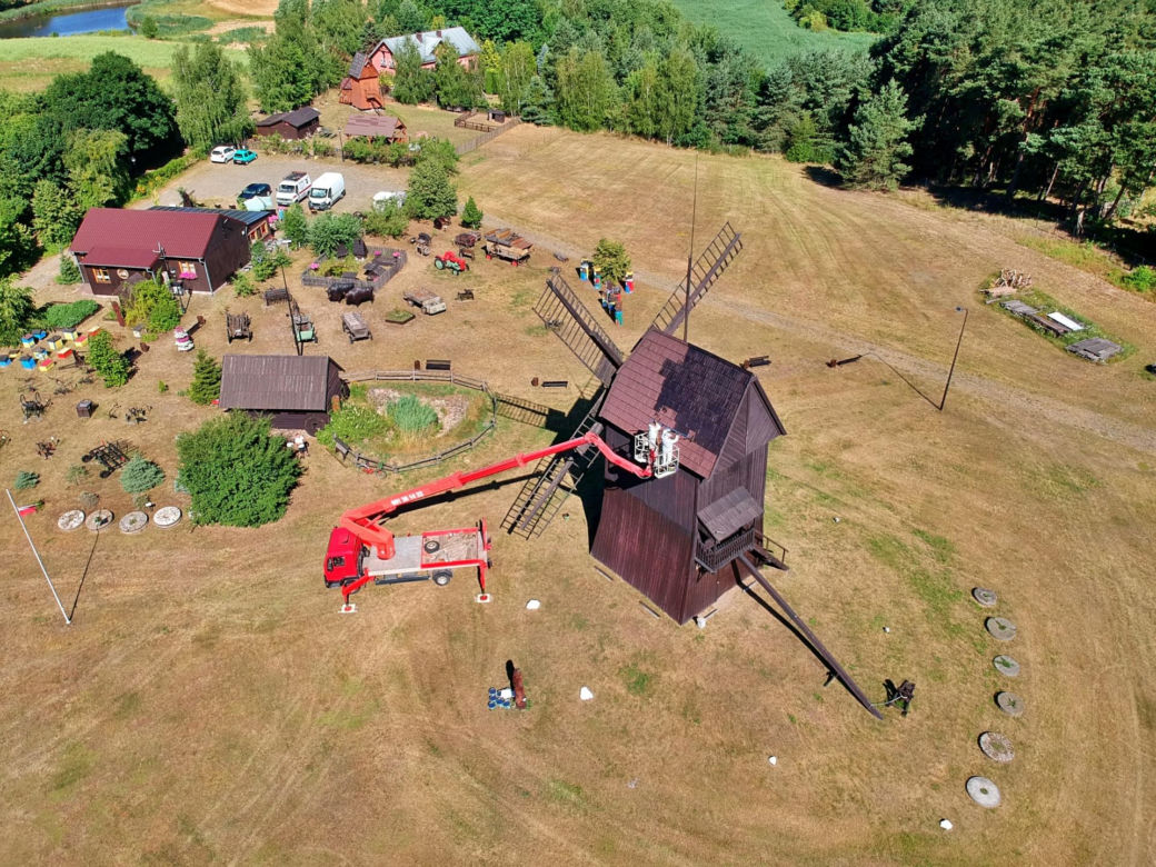 Remont wiatraków w Osiecznej 
