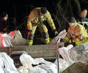 Wkra powyżej poziomu alarmowego. Na miejsce ruszyli strażacy