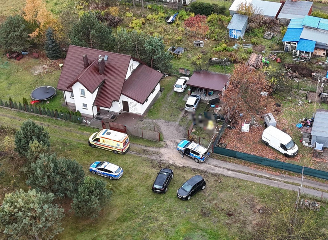 Tragedia pod Wołominem. Ciało 44-latki w szambie. Obok 7-letnie dziecko [ZDJĘCIA]