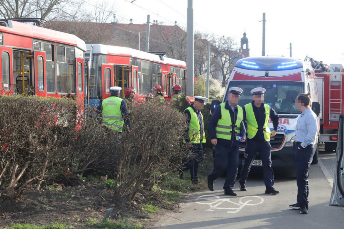 Wrocław. Tramwaj potrącił nastolatkę. Przechodziła na zielonym świetle