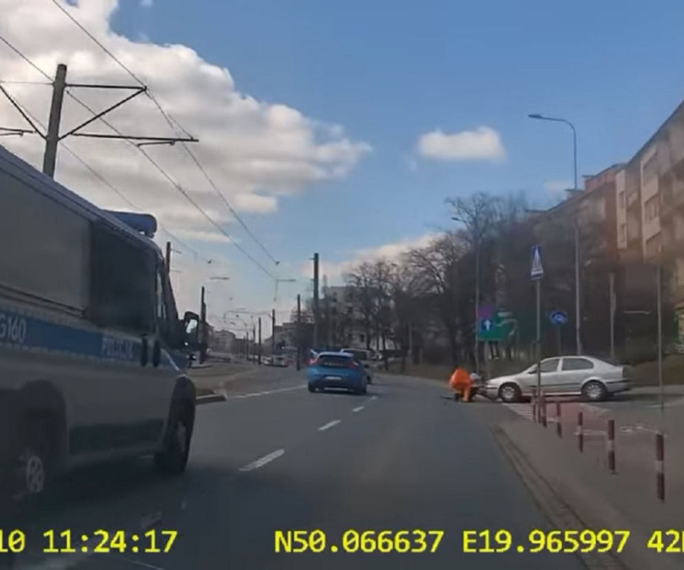 Rowerzysta potrącony w centrum Krakowa! Obok przejechał radiowóz. Zero reakcji