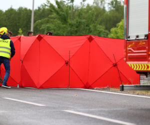 Tragiczny poranek na DK8. Trzy osoby nie żyją po zderzeniu auta z ciężarówką