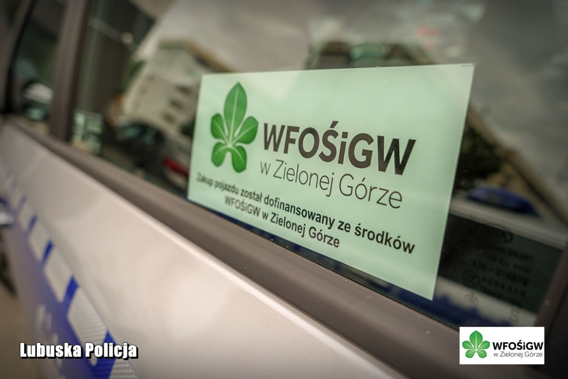 Nowe policyjne radiowozy z hasłem "Pomagamy i chronimy” na masce