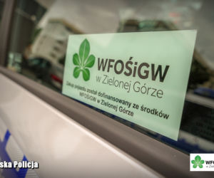 Nowe policyjne radiowozy z hasłem Pomagamy i chronimy” na masce