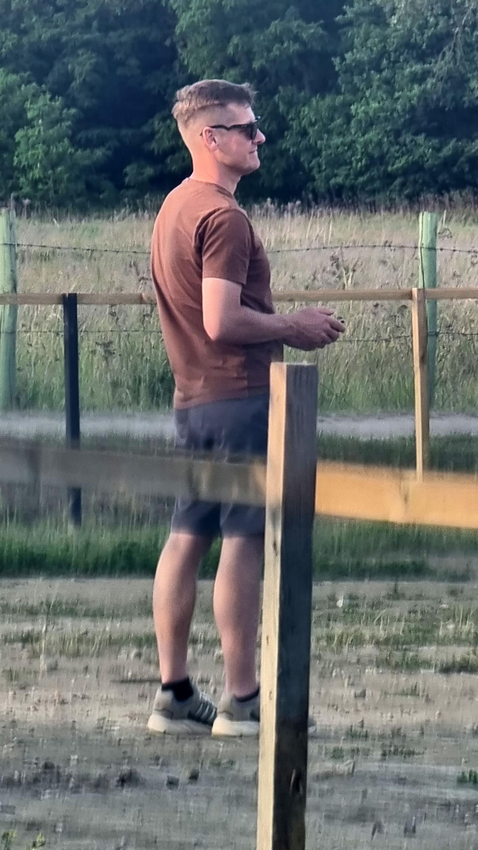 Marcin Mroczek bawi się samolotem