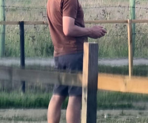 Marcin Mroczek bawi się samolotem