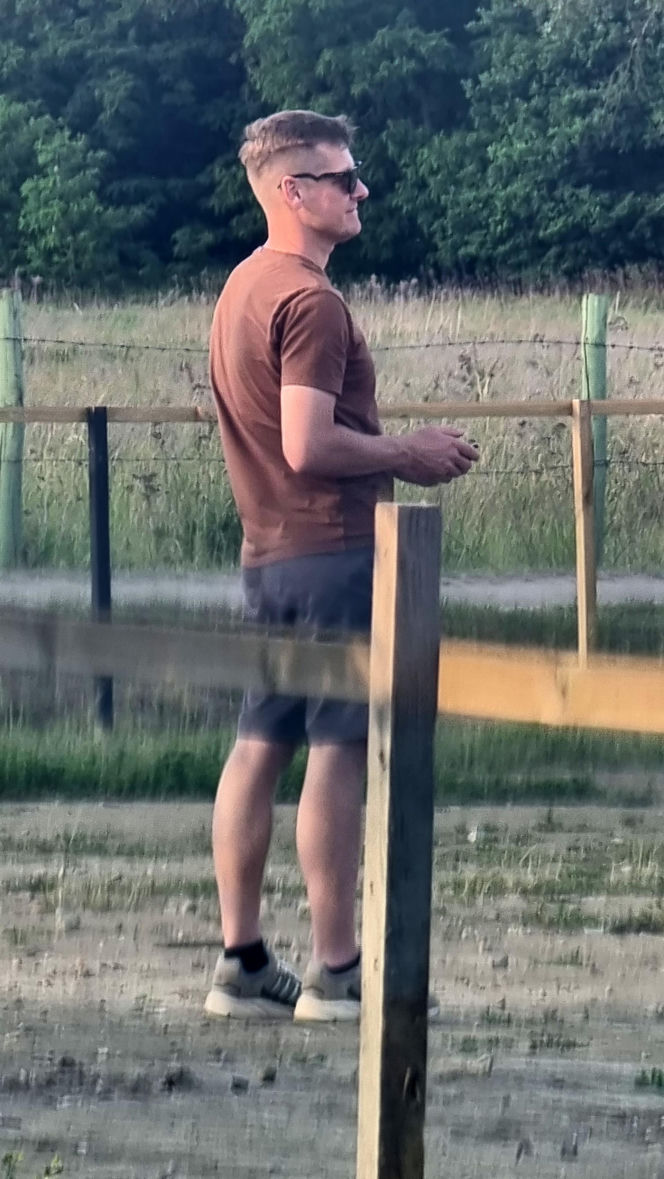 Marcin Mroczek bawi się samolotem