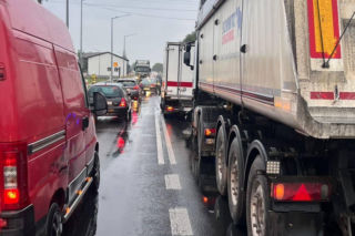 Zderzenie trzech pojazdów w Sarnowej koło Rawicza. Jedna osoba poszkodowana