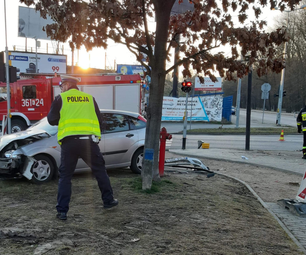 Tarnów: Dachowanie pod stadionem Unii! Taksówkarz trafił do szpitala