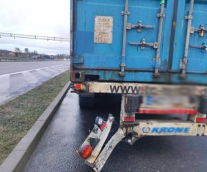 Makabra pod Mławą! Uderzył naczepą w opla i dafa i uciekł. Dwie osoby ranne, w tym jedna ciężko [ZDJĘCIA]