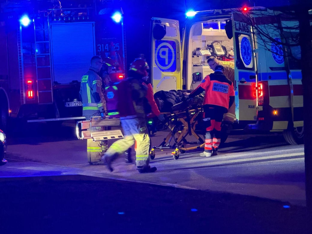 Nastolatek przejechany przejechany przez ciągnik w Wilanowie! Dwóch 14-latków na hulajnodze zderzyło się z traktorem