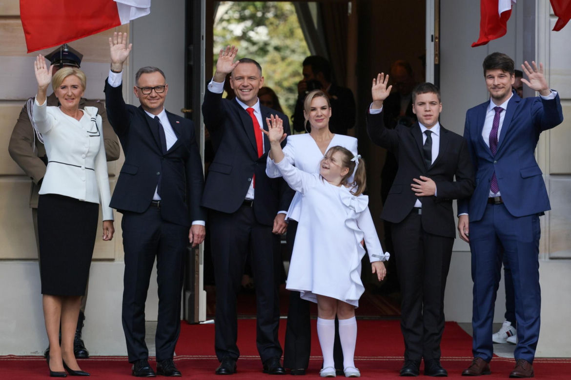 Przejście do Pałacu Prezydenckiego. Pierwsza dama się przebrała 