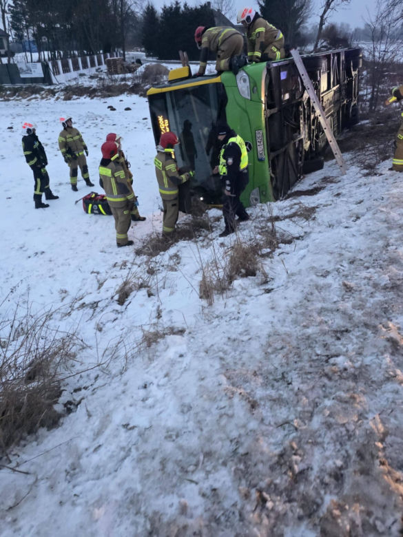 Gołoledź paraliżuje drogi w Bydgoszczy i regionie! Autobus wypadł z drogi [ZDJĘCIA]