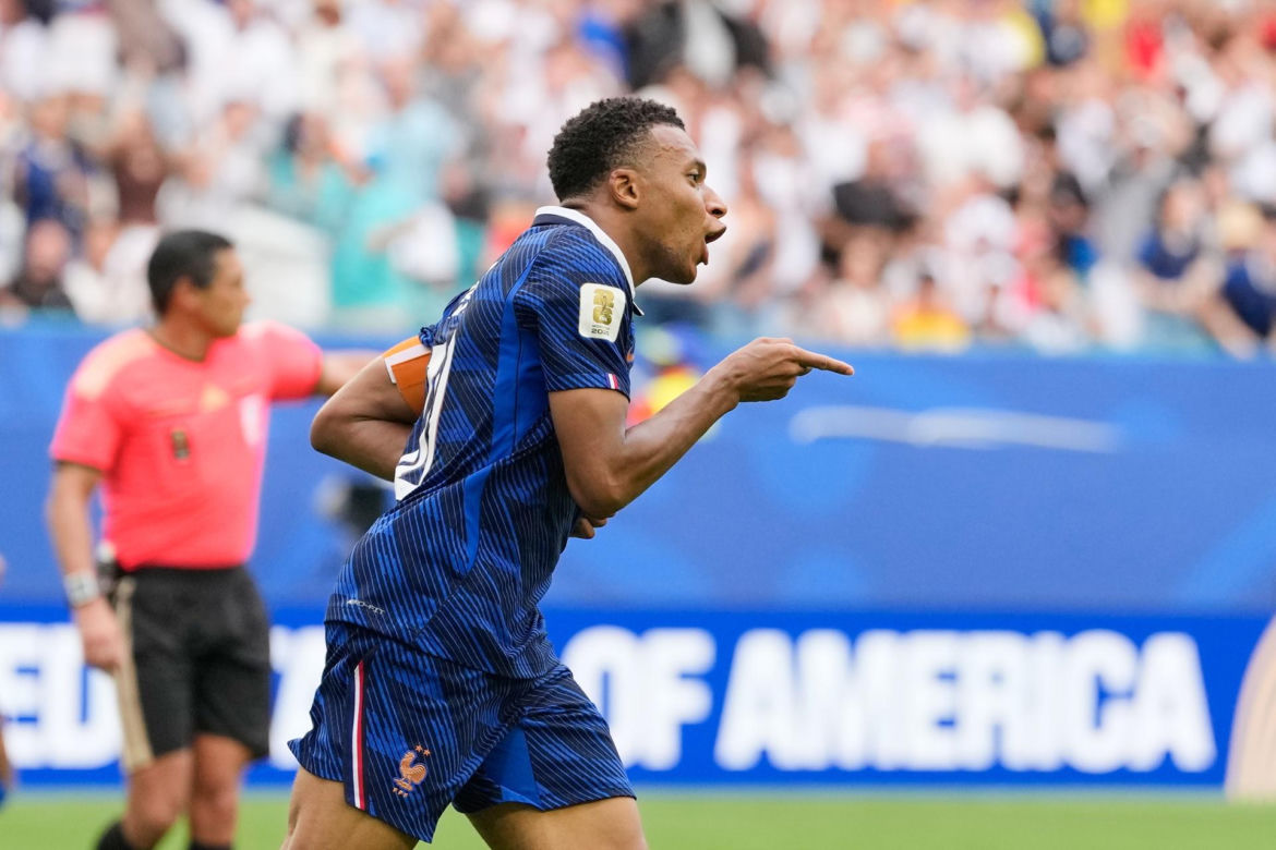 Kylian Mbappe z aktorką Ester Exposito na wakacjach na Sardynii