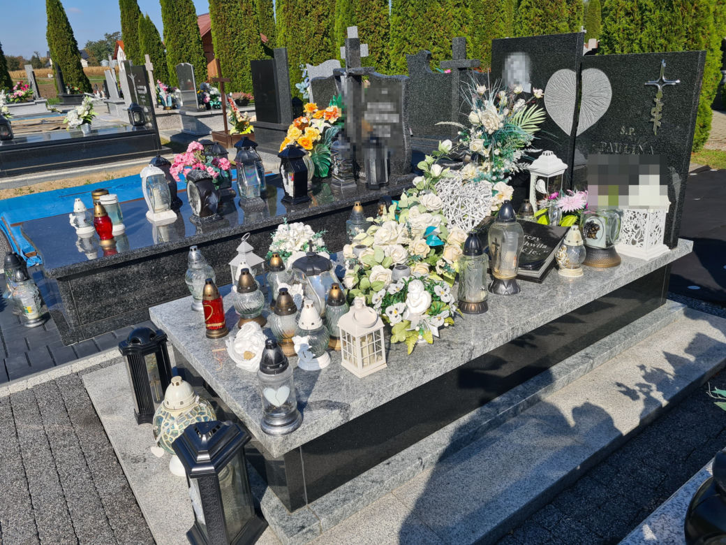  Makowisko. Paulina miała tylko 16 lat, gdy zginęła w samochodzie kolegi. Białe aniołki strzegą jej grobu [GALERIA] 