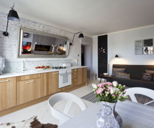 Salon w kuchni czy kuchnia w salonie? Szorstka elegancja na 40 m²