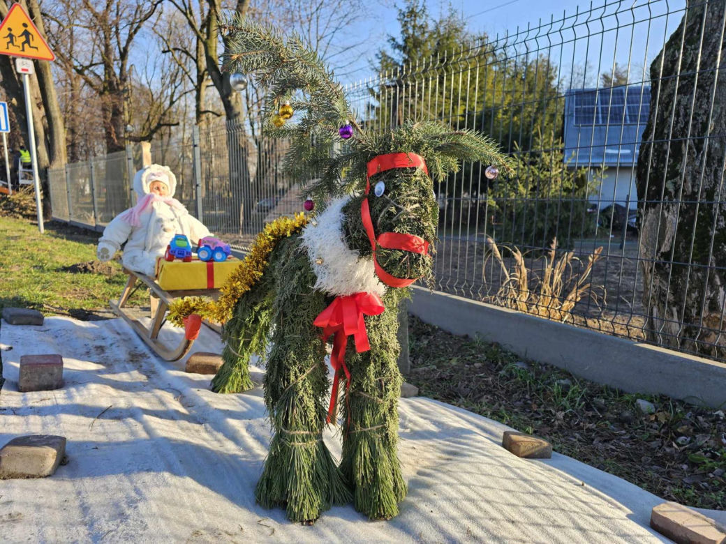 Mieszkańcy sami wykonują świąteczne ozdoby.