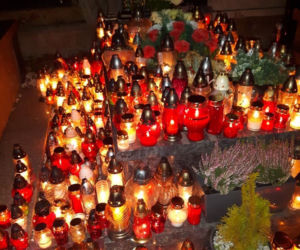 Rozświetlony grób Edwarda Gierka 