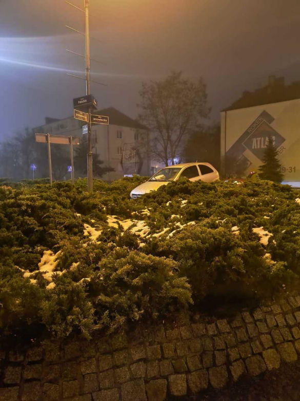Niecodzienny „parking” na rondzie! 19-latek nie opanował Opla. Potem wyszło na jaw coś jeszcze