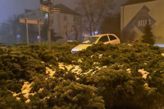 Niecodzienny „parking” na rondzie! 19-latek nie opanował Opla. Potem wyszło na jaw coś jeszcze