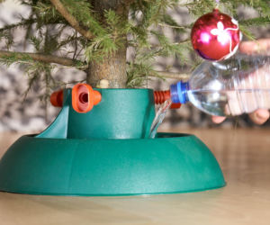 Wsyp 1 łyżeczkę do stojaka choinki. Drzewko zachowa piękny wygląd i nie zgubi igieł przez wiele tygodni. Odżywka do choinki ciętej