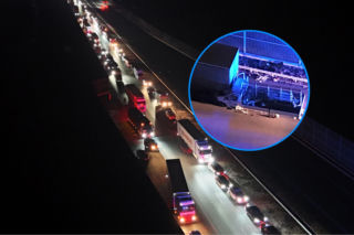 Kraksa w piątek trzynastego! Bus wbił się w ciężarówkę, dwie osoby trafiły do szpitala 