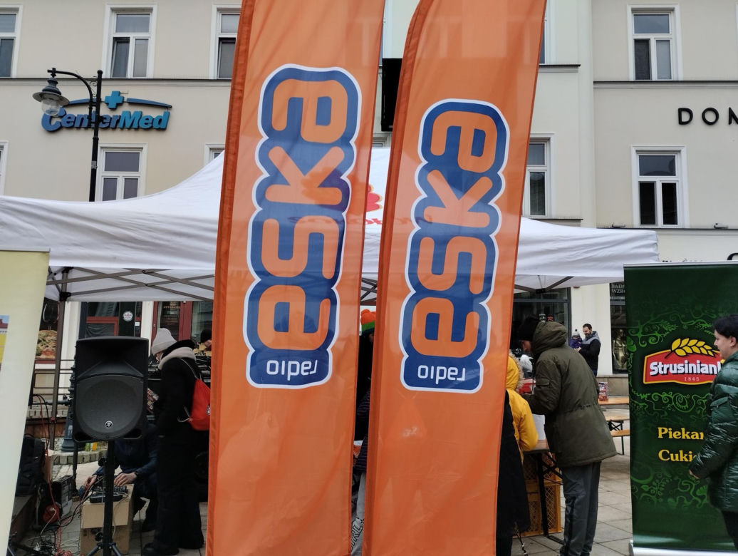 WOŚP 2024. Dziennikarze Radia ESKA rozgrzewają Tarnów pysznym żurkiem!