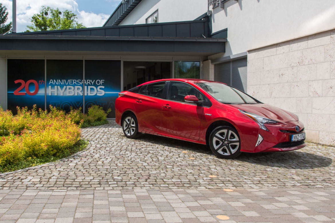 Toyota Prius Hybrid IV generacja