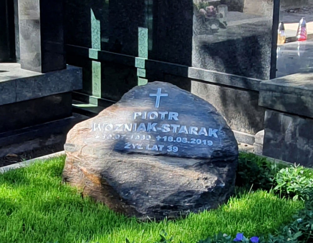 Jak zmienił się grób Piotra Woźniaka-Starak?