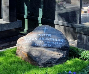 Jak zmienił się grób Piotra Woźniaka-Starak?