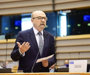 Kumple Suskiego zarabiają krocie jako europosłowie, a on mówi brukselski okupant