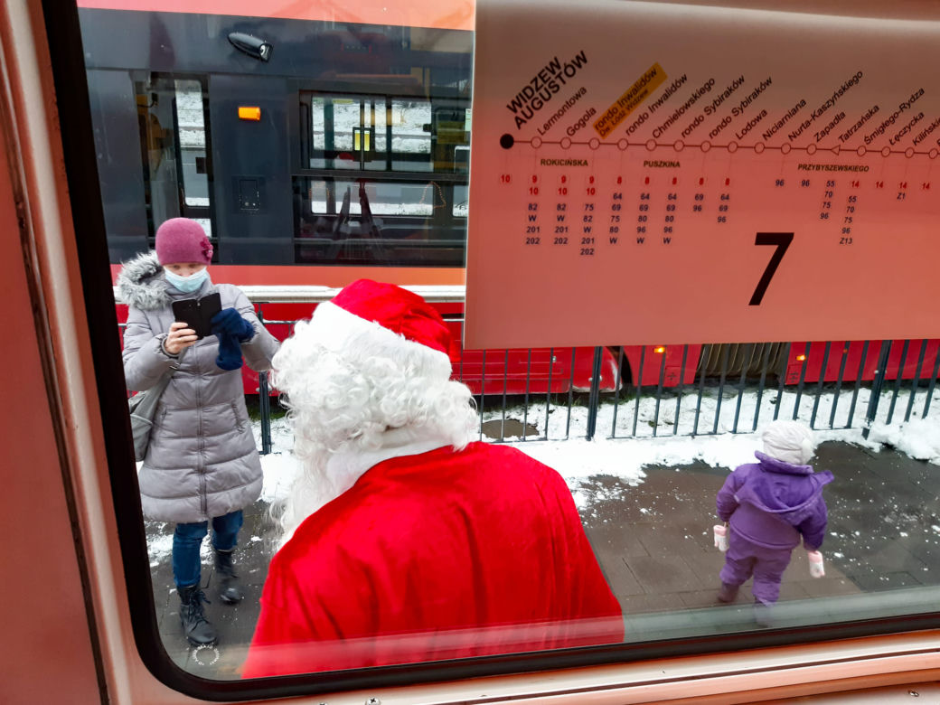 Mikołajkowy tramwaj na ulicach Łodzi