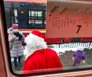 Mikołajkowy tramwaj na ulicach Łodzi
