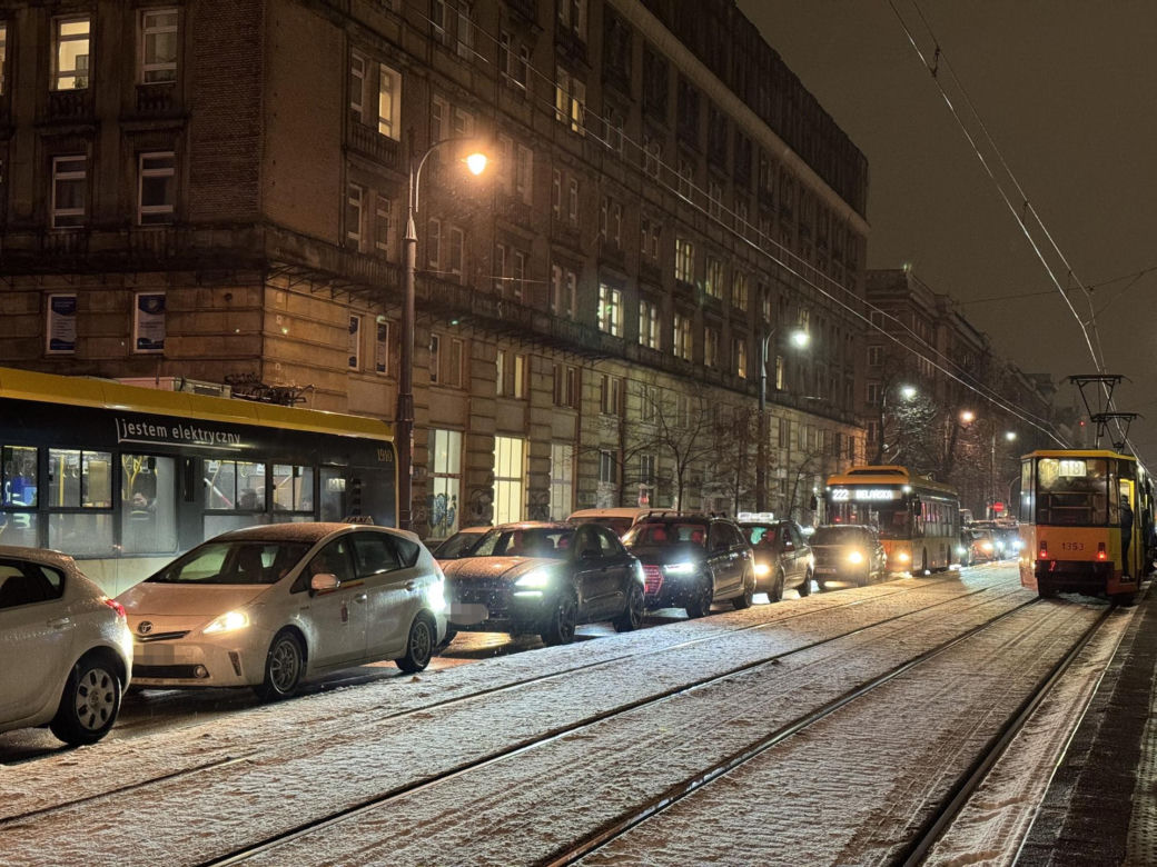 Totalny paraliż Warszawy. Gigantyczne opóźnienia autobusów i tramwajów, kierowcy w korkach