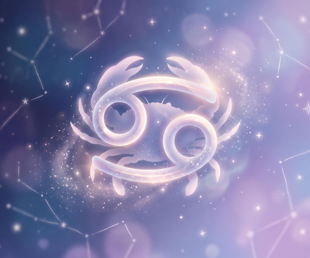 Świecący symbol i grafika raka na tle nieba z gwiazdozbiorami. Horoskop dla zodiakalnego Raka znajdziesz na Eska.