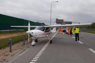 Awaryjne lądowanie awionetki na autostradzie A1 koło Częstochowy. Trasa całkowicie zablokowana