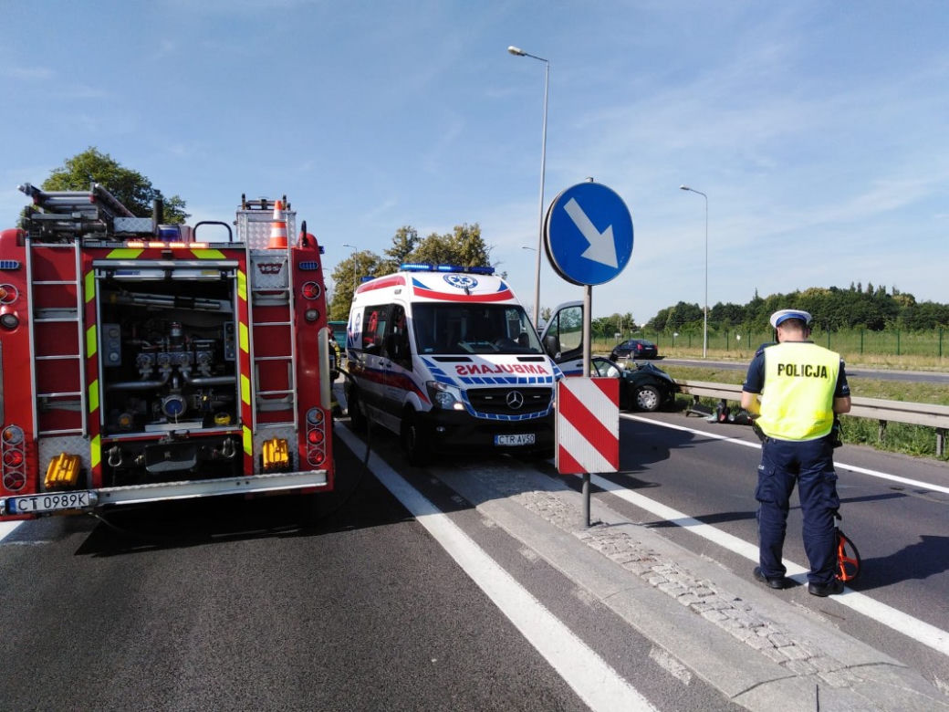 Poważny wypadek w Ostaszewie pod Toruniem. Ciężko ranny kierowca w szpitalu