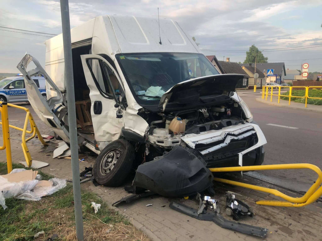 Wypadek w Knyszynie. Zderzenie dwóch busów zablokowało skrzyżowanie [ZDJĘCIA]