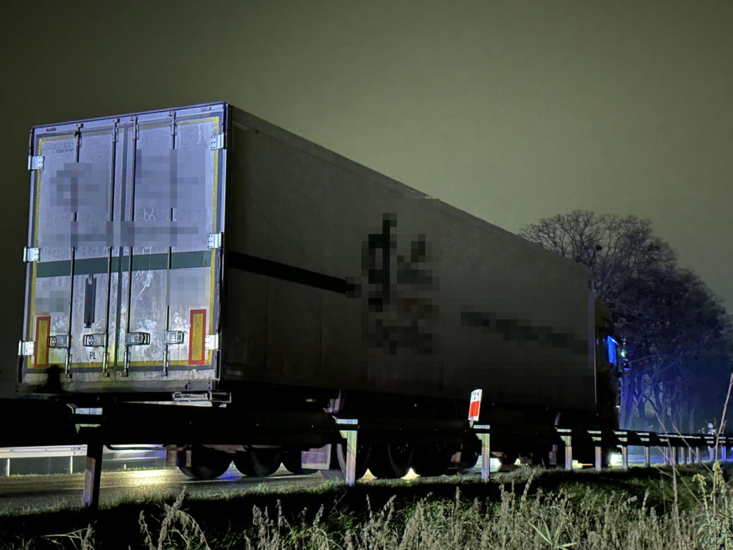 Horror na dk 92. Ciężarówka zmiotła pieszego. 30-latek walczy o życie w szpitalu