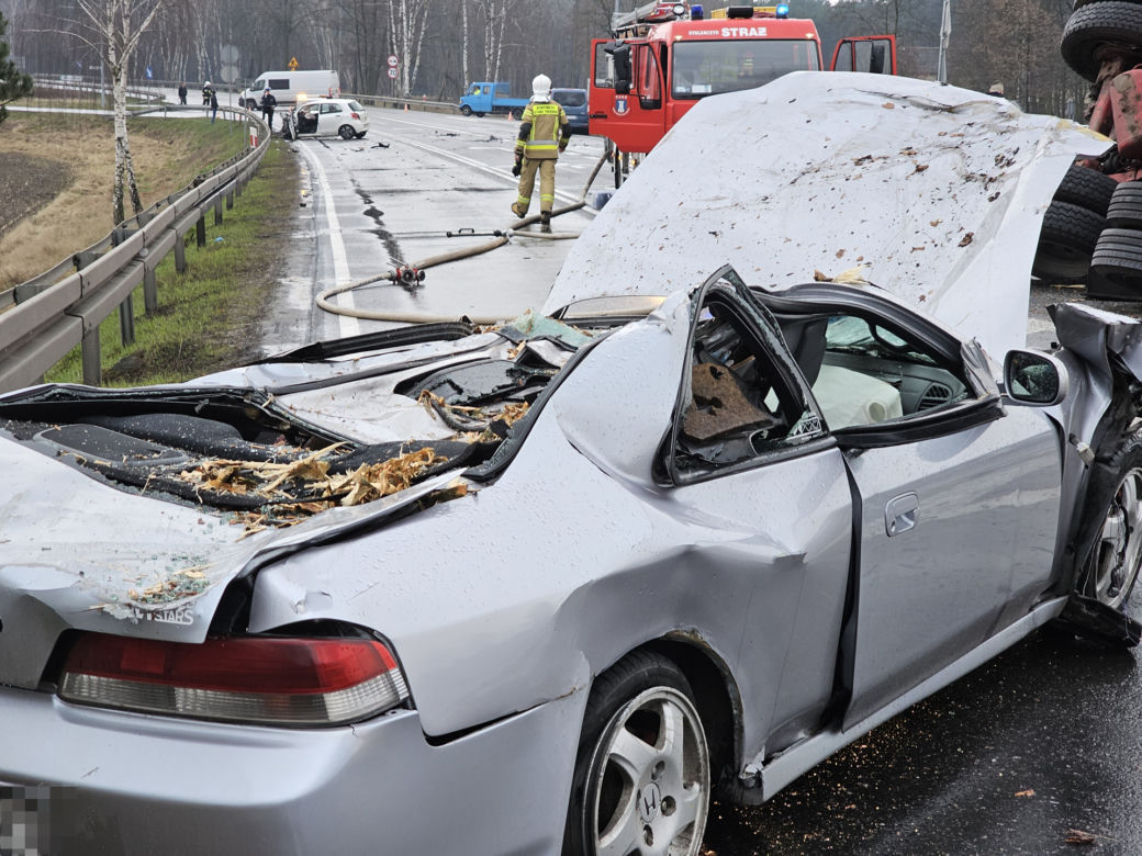 Kłody drewna spadły na samochody Poważny wypadek na DK11